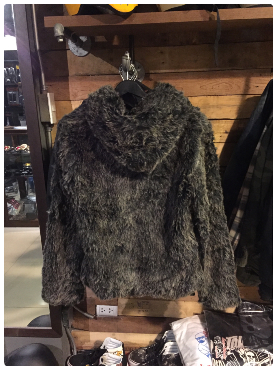 เสื้อกันหนาว แต่งขนฟูสีดำ มีฮูท แบบหรู สวยมากคะแบรนด์เนมหรูญี่ปุ่น PLACE:PLAN TOKYO size L /XL/XXL ดำ