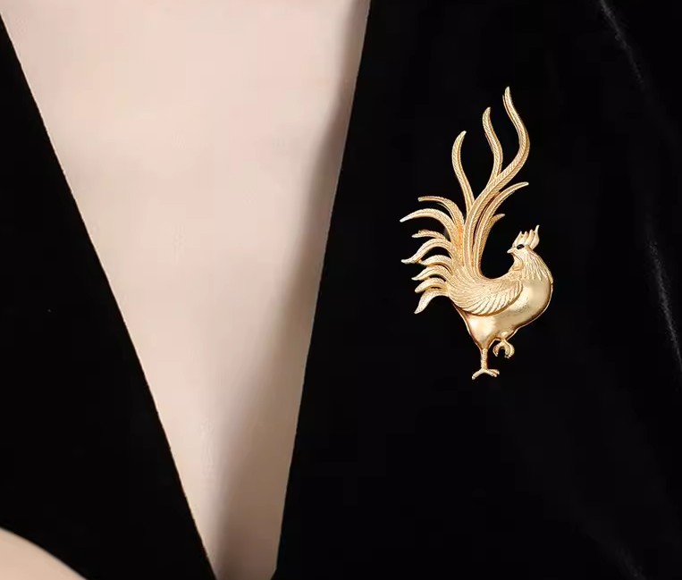 เข็มกลัด ไก่ฟ้า ไก่ทอง ติดเสื้อ แบบสวย ๆ เข็มกลัด ไก่ เคลือบทอง สวยหรู ตกแต่งเสื้อผ้าออกงาน 947196