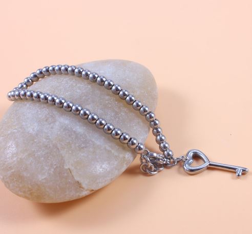 สร้อยข้อมือทอง Stainless steel ชุบ 18 K Platinum ดีไซน์ ลูกปัดกลม ห้อยจี้ กุญแจ ของขวัญแทนใจให้แฟน แสนน่ารัก แบบสวย ดีไซน์เก๋ ใส่ได้ตลอด 101531