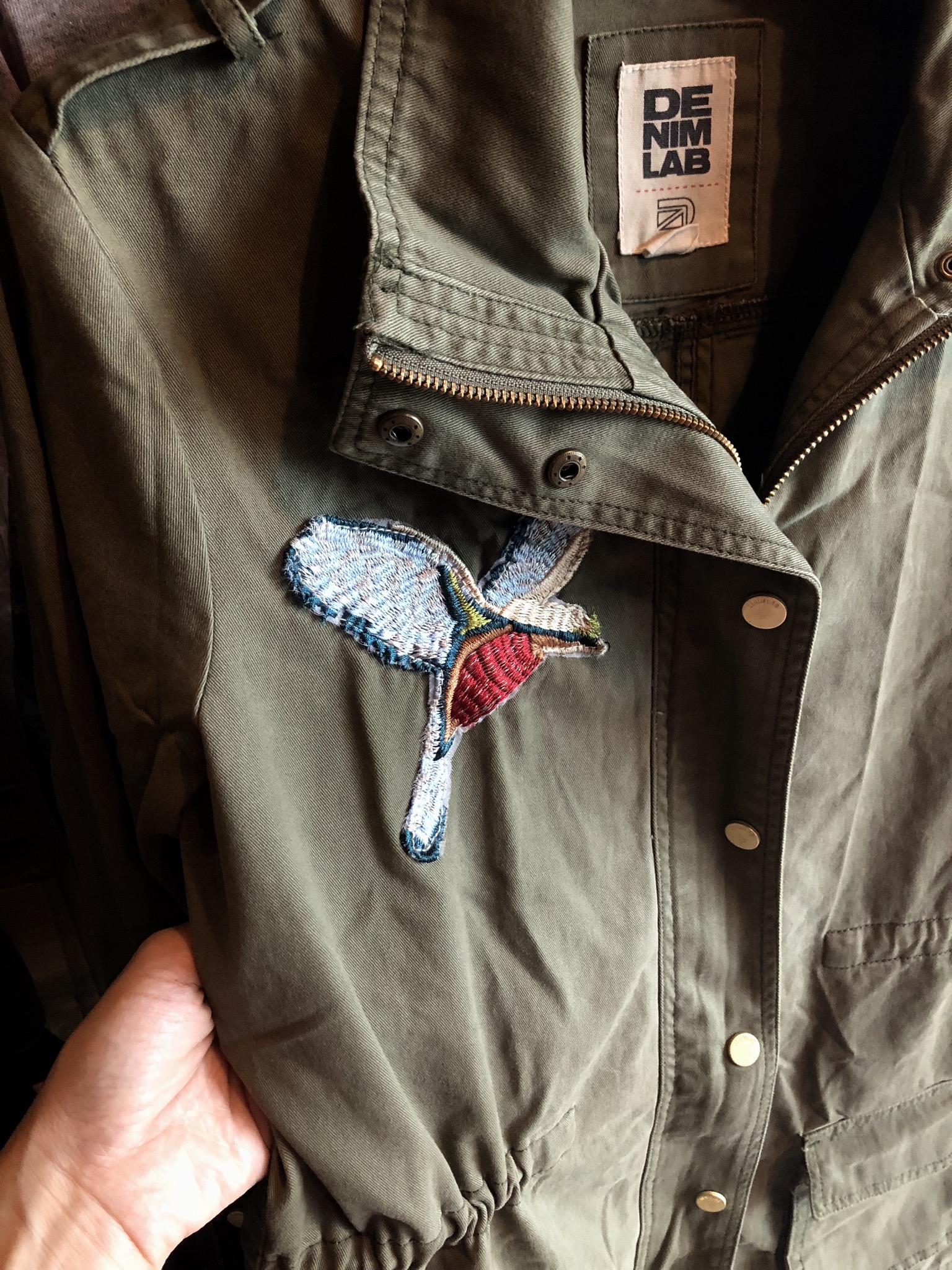 DenimLab เสื้อเขียวทหาร เสื้อนอกแนวทหาร. แต่งลายปักรูปนก เสื้อคลุมทหาร แบรนด์ DENIM LAB แพทเทินสวย เท่ห์มาก คะ Size S/M/L/XL เขียว
