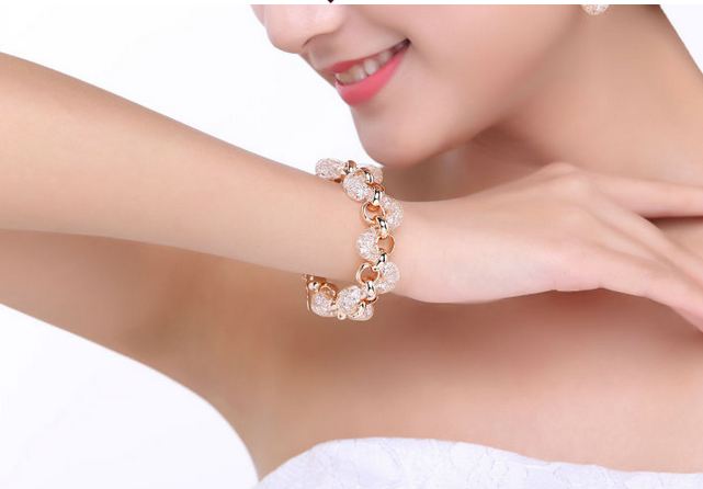 สร้อยข้อมือ ผู้หญิง เส้นใหญ่ สร้อยข้อมือ แบบมีดีไซน์ สร้อยข้อมือทอง 18 K ออกแบบ เป็นตาข่าย สีทอง ใส่ คริสตัลแท้ สีขาวใส ด้านใน ของขวัญสุดพิเศษ 83450