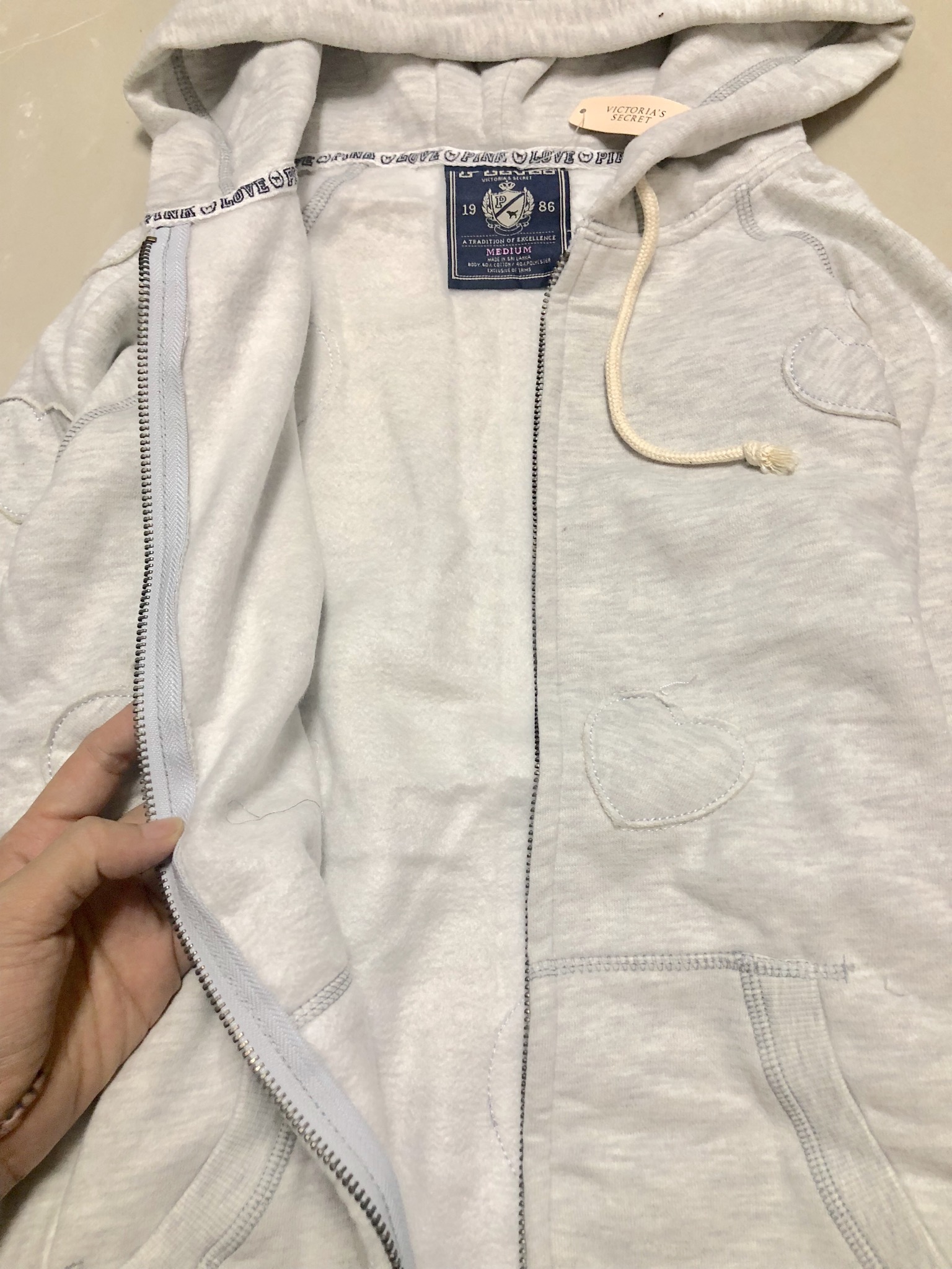 Pink by victoria's secret เสื้อแจ็คเก็ต เสื้อนอก เสื้อฮู้ดวอร์ม สีเทา แต่งลายปัก เทาอ่อน