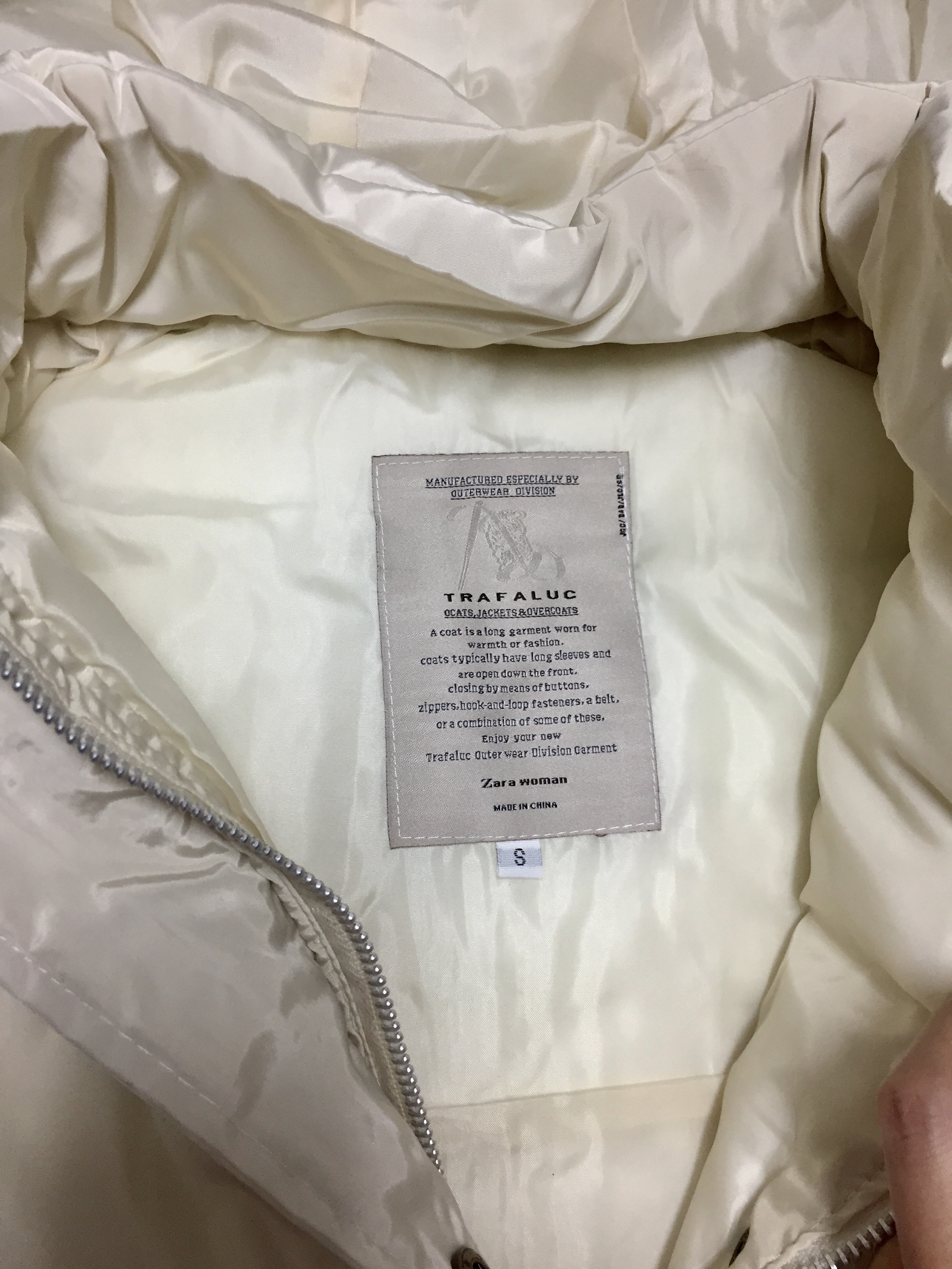 เสื้อกั๊กกันหนาว กั๊กZARA สีขาวครีมแต่งหมวกฮูท (ฮูทถอดได้คะ) แต่งขนอุ่น คอปกด้านใน แบบสวย น่ารักมากคะ ขาว