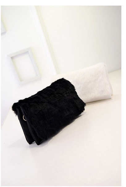 กระเป๋า Clutch มือ แต่งขนฟูนุ่ม สีขาว /ดำ แถมสายสองแบบ สองระดับ (สายโซ่+สายหนัง) ใช้ได้หลากหลายสไตล์เลยคะ ขนนุ่ม สวยหรู สุดๆ