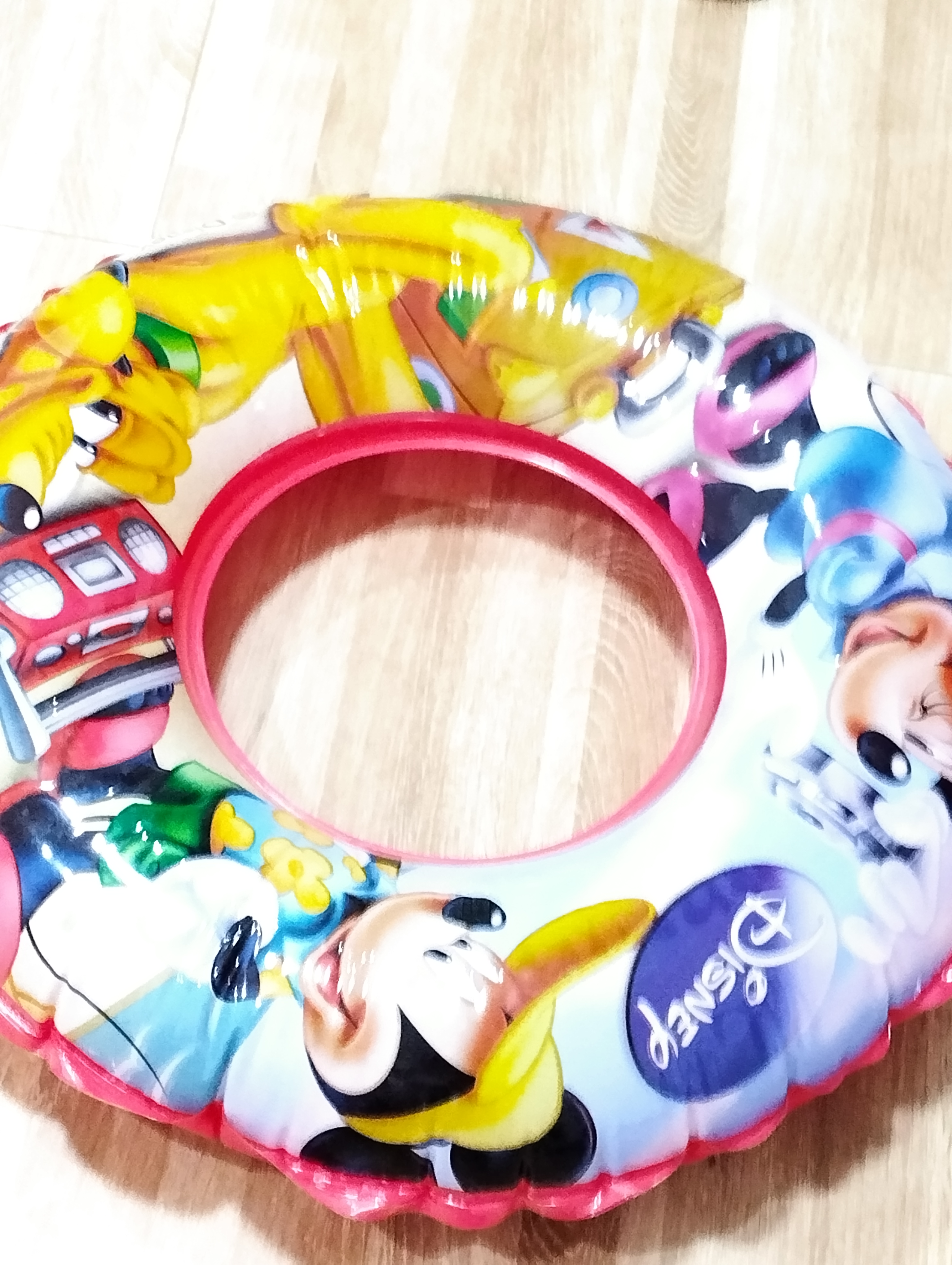 ห่วงยางเล่นน้ำ ลายมิกกี้เม้าส์ ขนาดเส้นผ่านศูนย์กลางขอบนอก58ซม.(ขอบใน22ซม.) สีเเดง ลายตามภาพ มือสอง