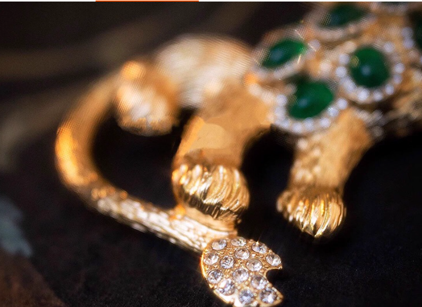 เข็มกลัด สิงโตทอง ฝังเพชร อัญมณี สีเขียวมรกต สวยหรู เข็มกลัดหรูหรา ลายสิงโตสีทอง ตกแต่งเสื้อ ออกงาน 856047