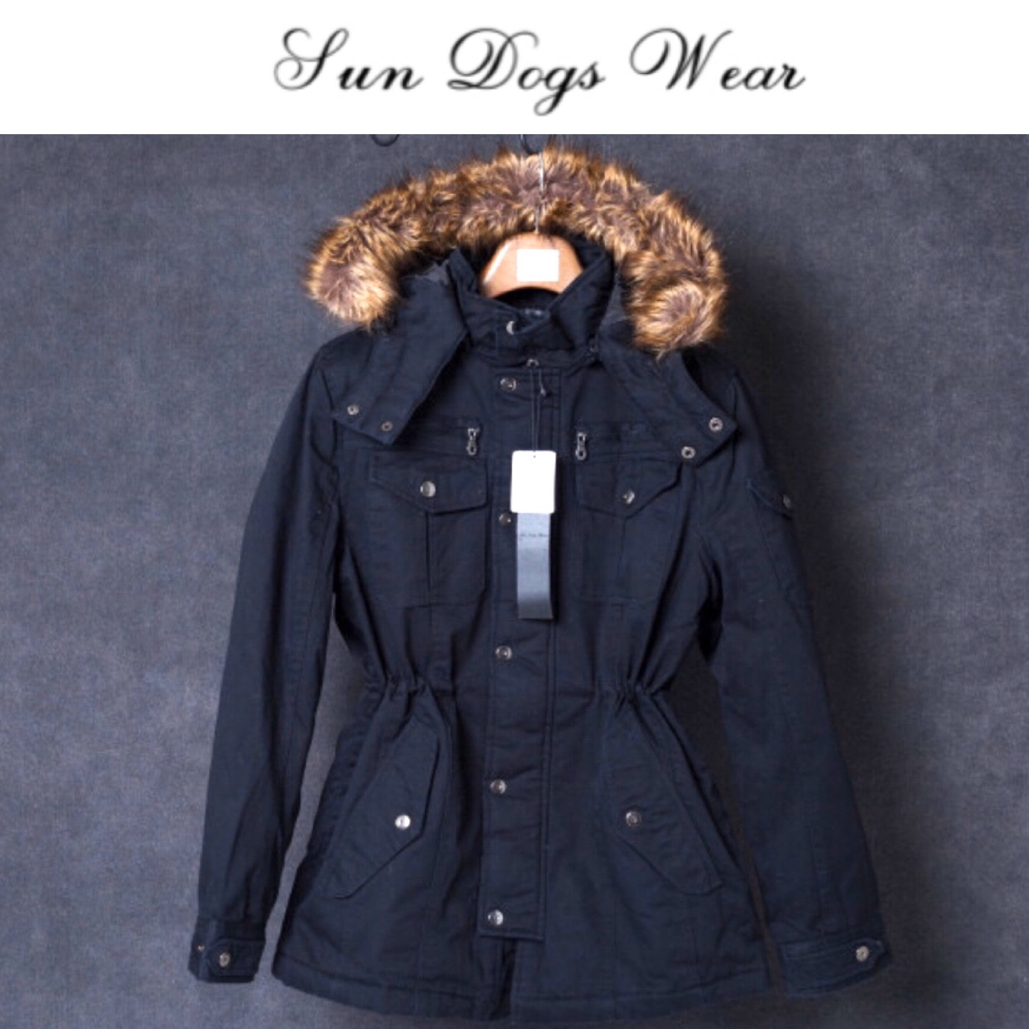 Sun dogs เสื้อโค้ทสีดำ เสื้อนอก เสื้อโค้ทกันหนาว แบรนด์ SUN DOGS (JAPAN)หมวกฮู้ด &ขนเฟอร์ถอดได้คะ แพทเทินสวย เท่ห์มาก คะ Size S/M/L/XL ดำ