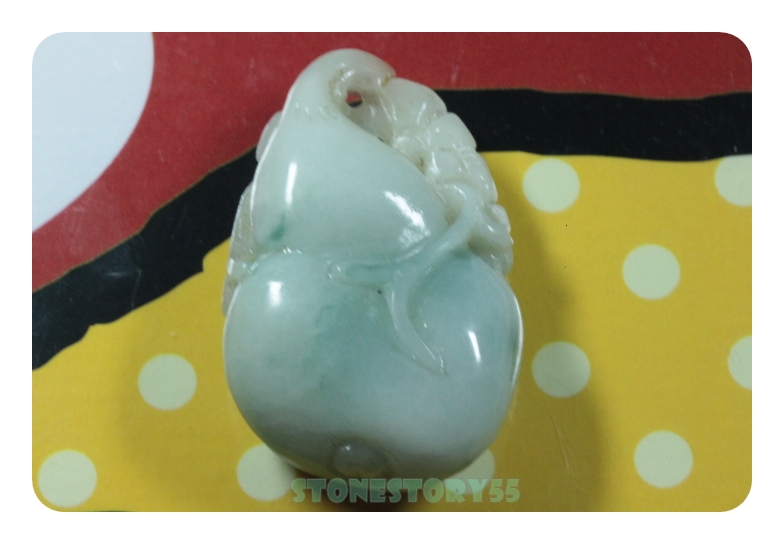 จีัหยกแกะสลักรูปน้ำเต้าสองสี