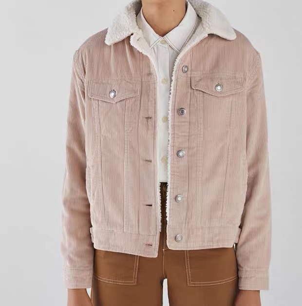 Bershka เสื้อกันหนาว เสื้อแจ็ค เนื้อลูกฟูก แต่งซับขนอุ่น สีขาวด้านใน แบรนด์ BESHKAงานสวย น่ารักมากคะ