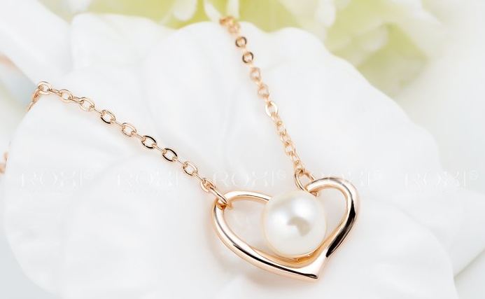 สร้อยคอไข่มุก สี Rose Gold สร้อยคอผู้หญิง ห้อย จี้ไข่มุก อยู่ตรงกลางหัวใจ ดีไซน์เก๋ ของขวัญให้แฟนสุดหรู no 243474