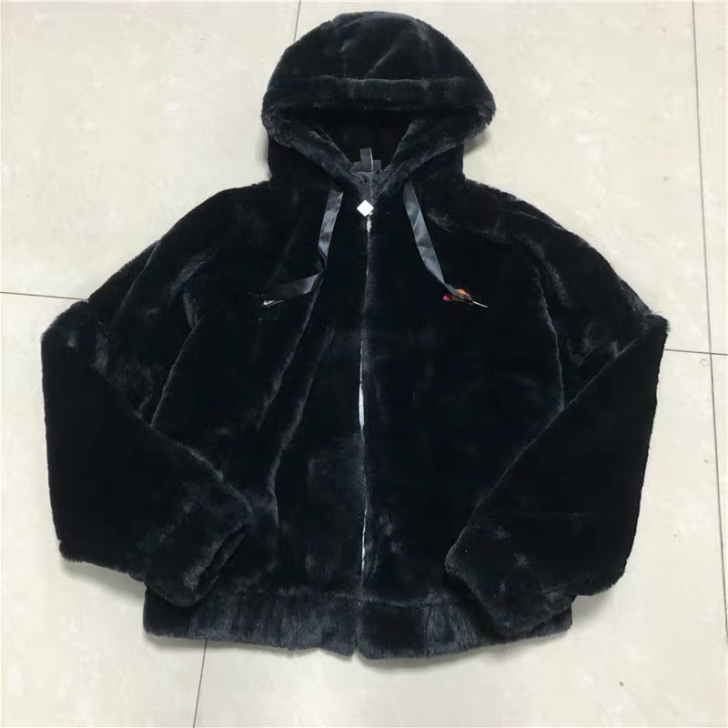 915 เสื้อเฟอร์กันหนาว หมวกฮู้ด เสื้อขน Fluffy hooded jacket แบรนด์ SANCTUARY ขาว