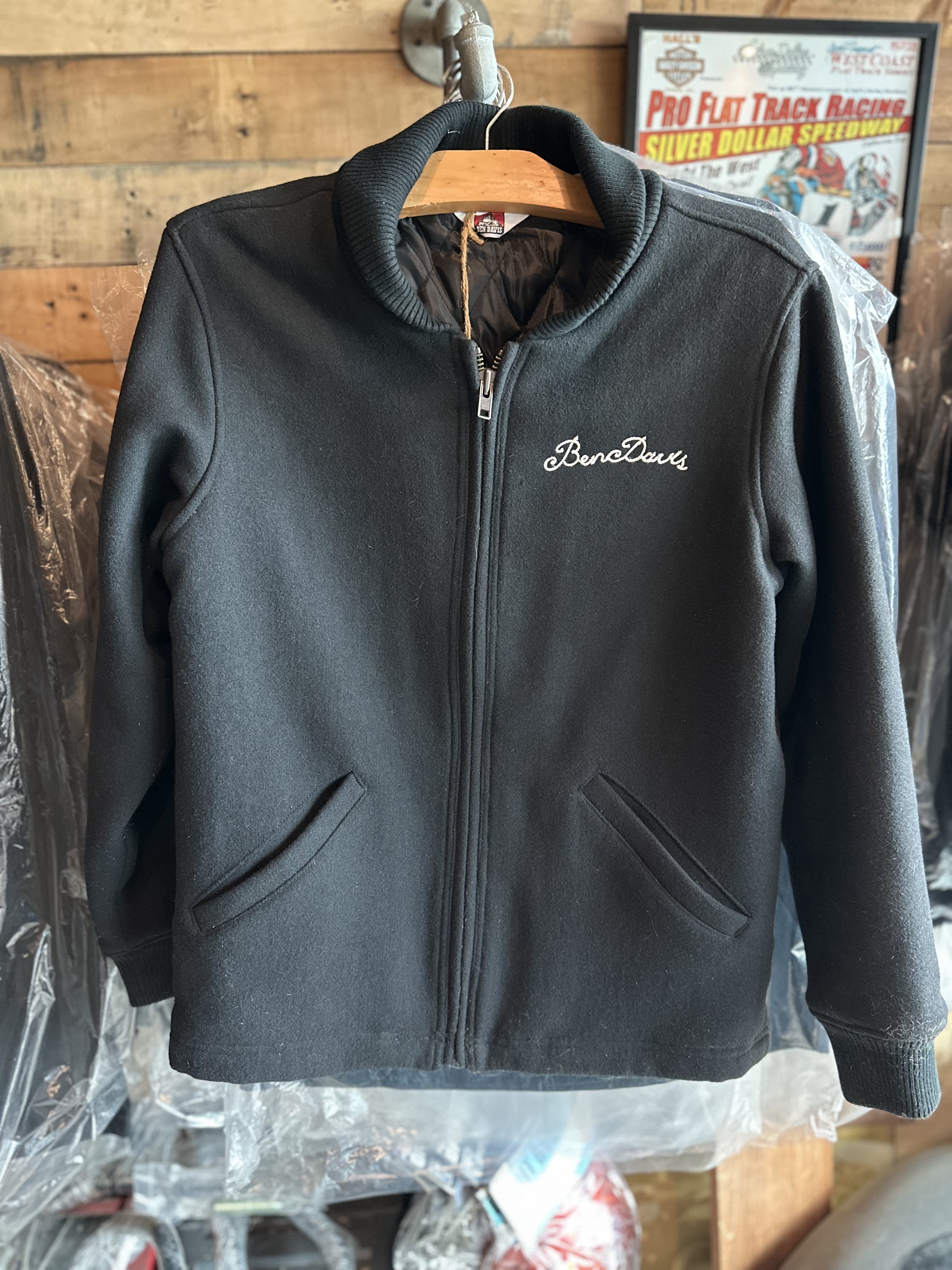 Ben davis เสื้อนอก เสื้อแจ็คเก็ต ผู้ชาย แบรนด์ Ben davis แท้ สีดำ เนื้อสักหลาด กันหนาว งานแท้ สวย เท่ห์ มาก คะ Size L/XL/XXL สำเนา สำเนา สำเนา ดำ