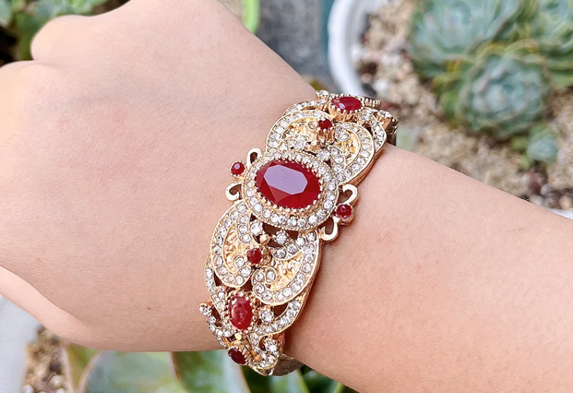 กำไลข้อมือ ทองชุบ 18 k ฝังเพชร ลวดลาย สไตล์ไทย โบราณ ใส่ออกงานบุญ งานบวช งานแต่งงาน 918165