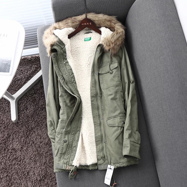 Benetton เสื้อกันหนาว parka ปาร์ก้า โค้ทกันหนาว เสื้อฮูทเฟอร์ สีเขียว แบรนด์เนม BENETTON แต่งขนเฟอร์ ซับขนอุ่นด้านใน(เฟอร์ถอดได้คะ) เขียว