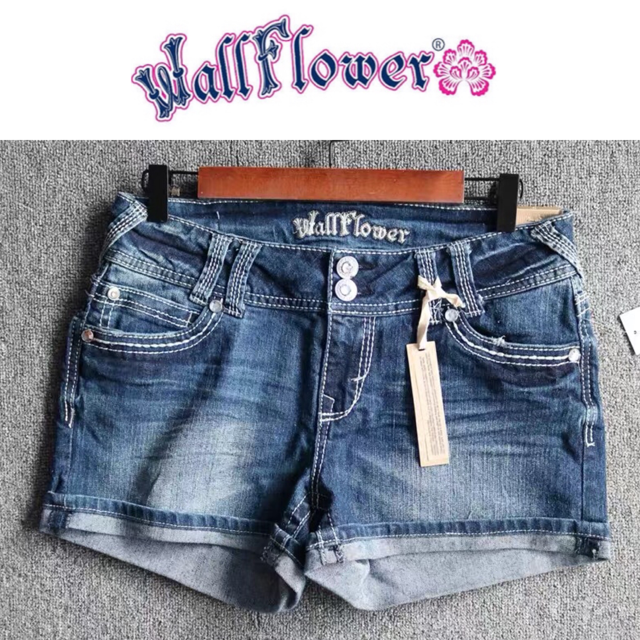 Wall flower กางเกงยีนส์ขาสั้น ยีนส์เข้มแต่งปัก รูปดาว แบรนด์ Wall flower สำเนา ยีนส์