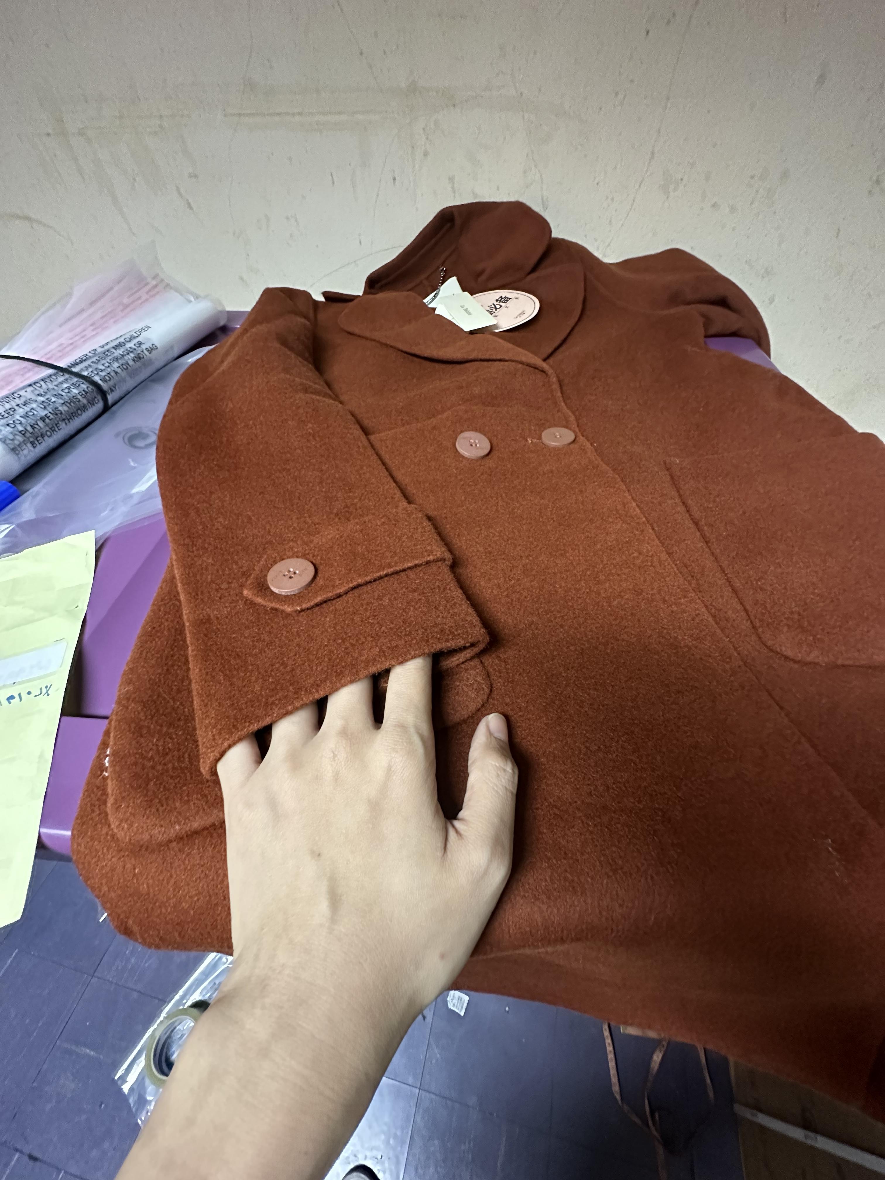 เสื้อโค้ท เสื้อกันหนาว เนื้อผ้าสักหลาดวูล สีน้ำตาลส้ม แต่งกระดุมแถบ สองแถว แบรนด์ La'babite สำเนา ส้มอิฐ