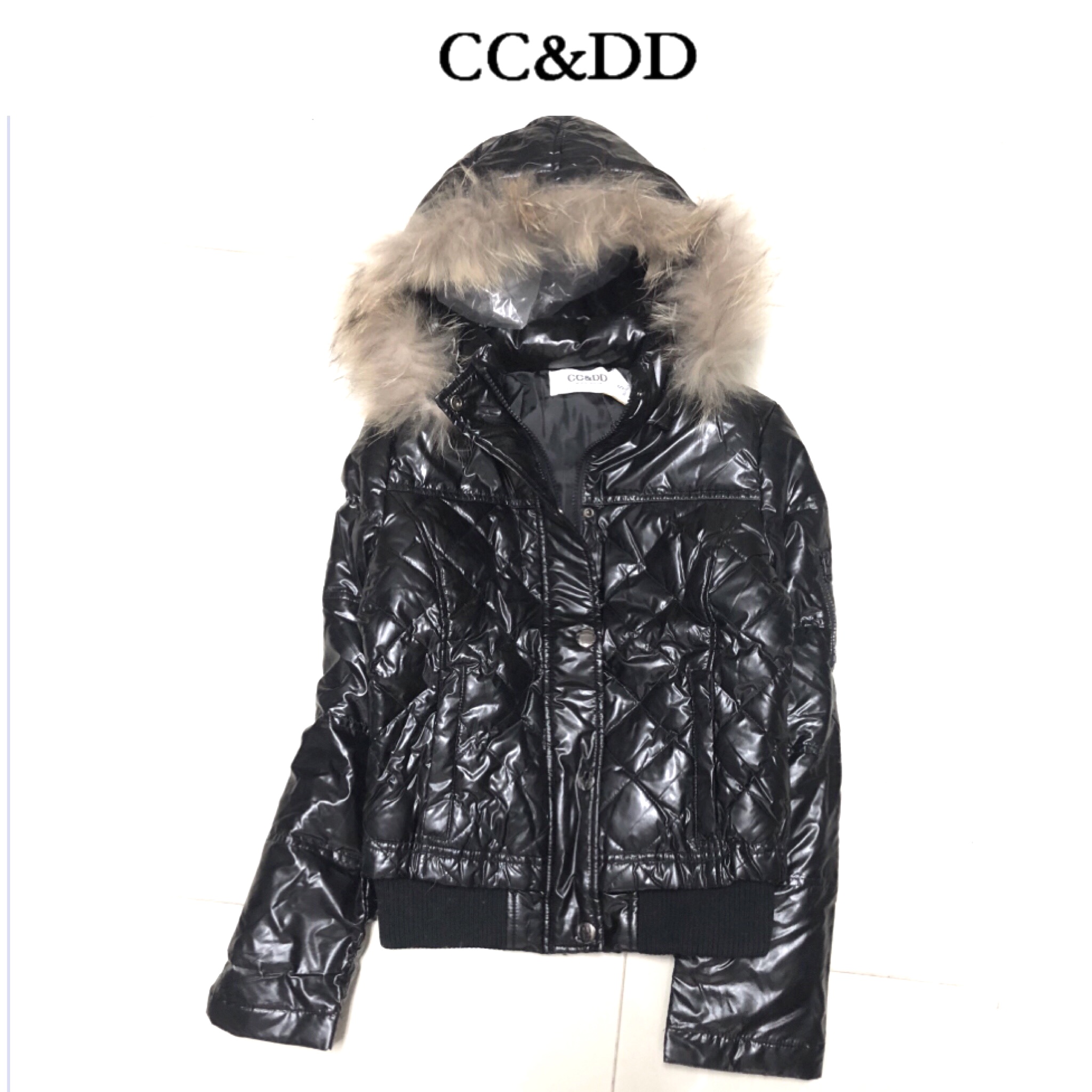 Cc&DD เสื้อกันหนาว ขนเป็ด เสื้อ ขนเป็ด แต่งหมวกฮูท แต่งขนเฟอร์ (เฟอร์/ฮูท ถอดได้ทุกชิ้นคะ) แบรนด์เนม CC&DD แท้ 100% งานสวย แพทเทินหรู อุ่นมากคะ Size S/M สำเนา ดำ