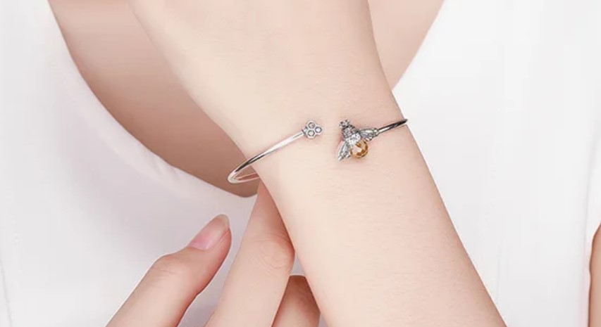 กำไลข้อมือ เงินแท้ 925 พร้อม จี้ผึ้ง ฝังเพชร สุดหรู กำไลข้อมือ ผู้หญิง แบบวัยรุ่น น่ารัก ๆ ใส่ออกงาน 145385