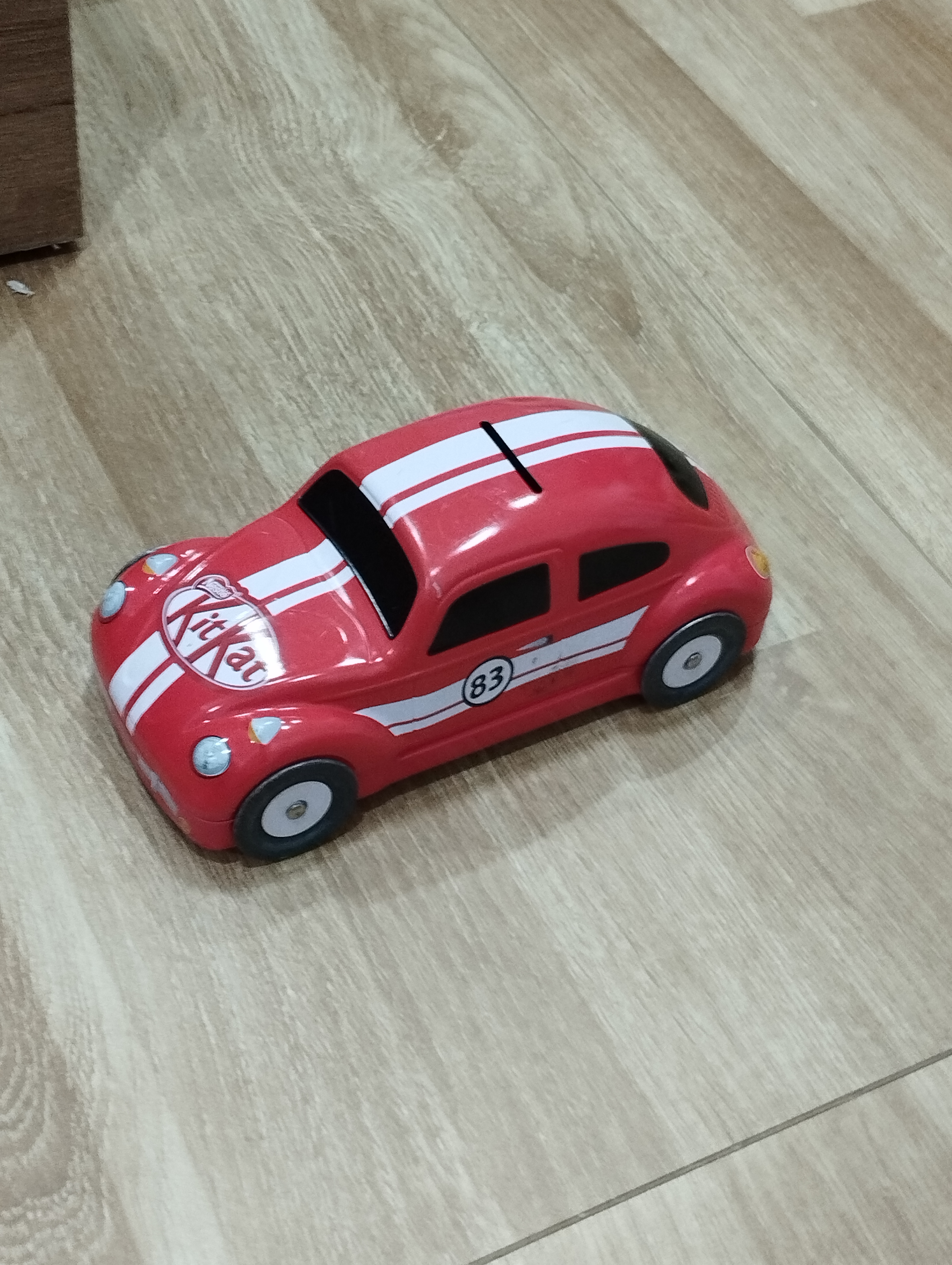 รถออมตังค์ โลหะสูดเท่ห์ สีเเดงลายKitKat มือสอง