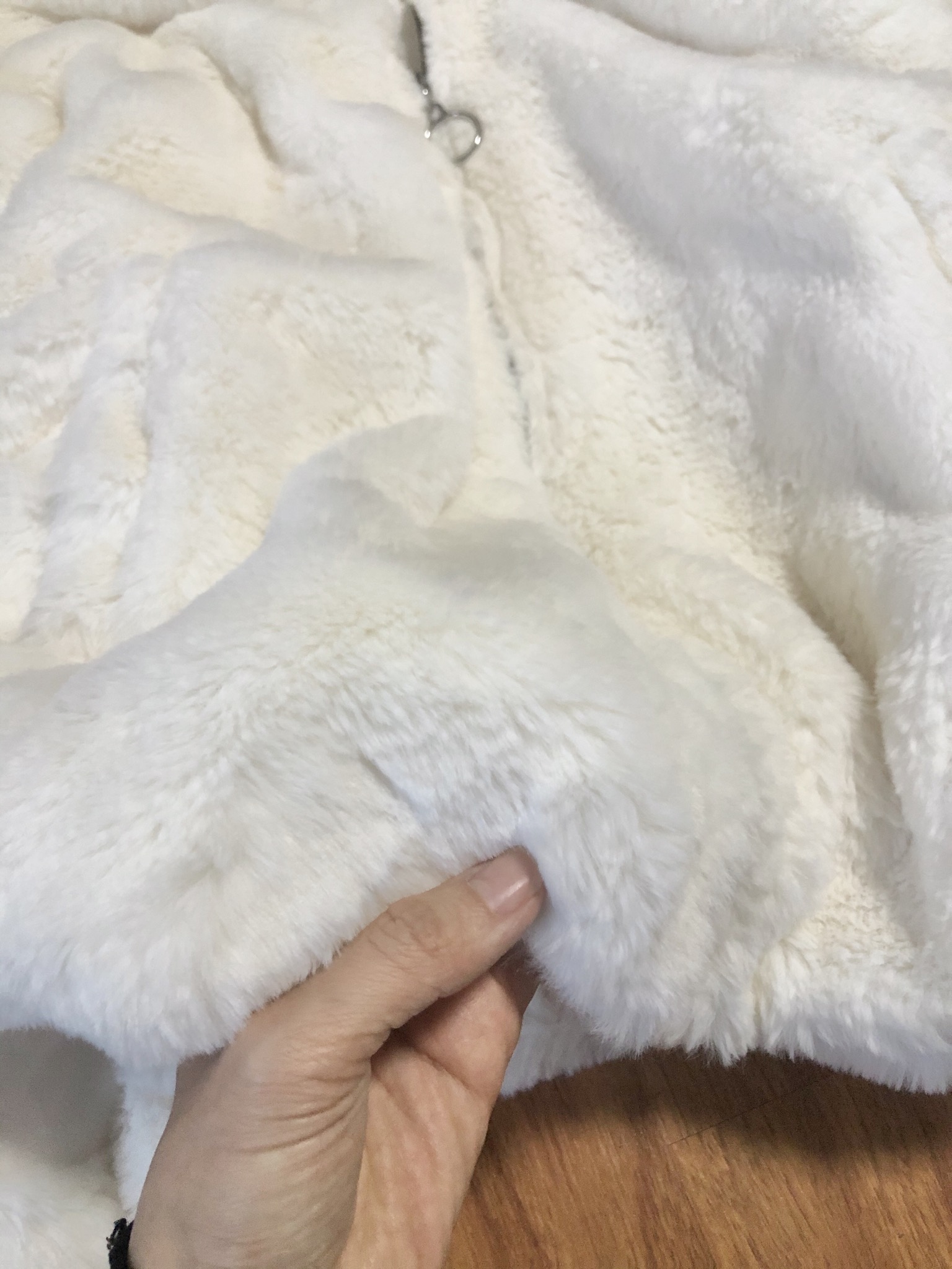 Forever21 เสื้อเฟอร์กันหนาว หมวกฮู้ด เสื้อขน แบรนด์ forever21 (FLUFFY COAT) ขาว