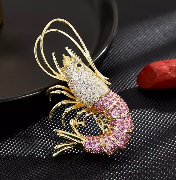 เข็มกลัด กุ้งก้ามกราม ฝังเพชร โทนสีชมพู สวยหรู งานละเอียด ของขวัญให้ผู้ใหญ่ แบบสวย ๆ เข็มกลัดกุ้ง 450622