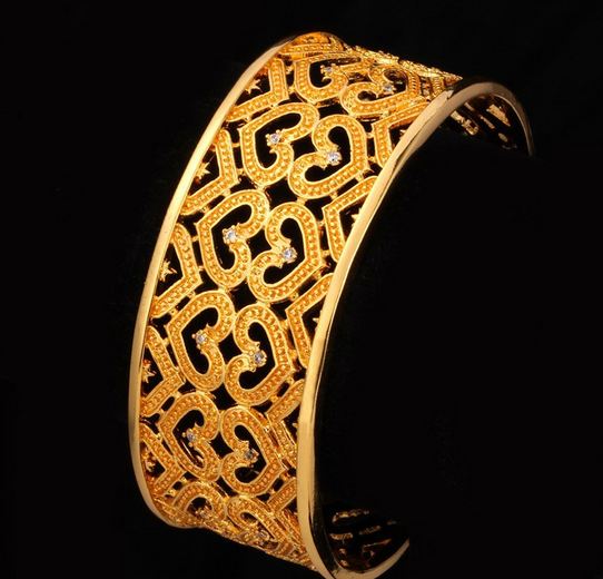 กำไลข้อมือผู้หญิง กำไลทอง 18 K และ กำไลเงิน Platinum แกะลายหัวใจ ต่อกัน ฝังเพชร CZ AAA สุดหรู เส้นใหญ่ สวยแบบไทย ๆ ใส่ออกงาน 840720