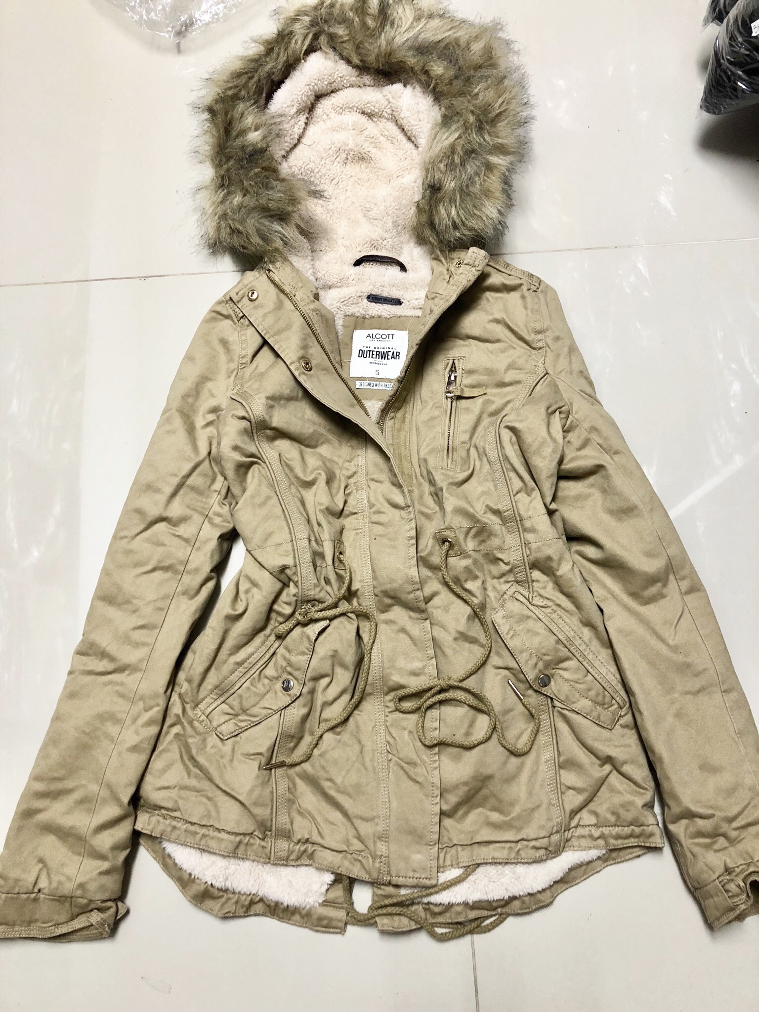 เสื้อกันหนาว เสื้อแนวPARKA กันหนาว แต่งฮูทติดเฟอร์ สีกากี แบรนด์เนม ALCOTT LOSANGELES UK แท้ ซับขนอุ่นสีขาว งานสวยเนี๊ยบมากคะ Size S/M/L /XL กากี