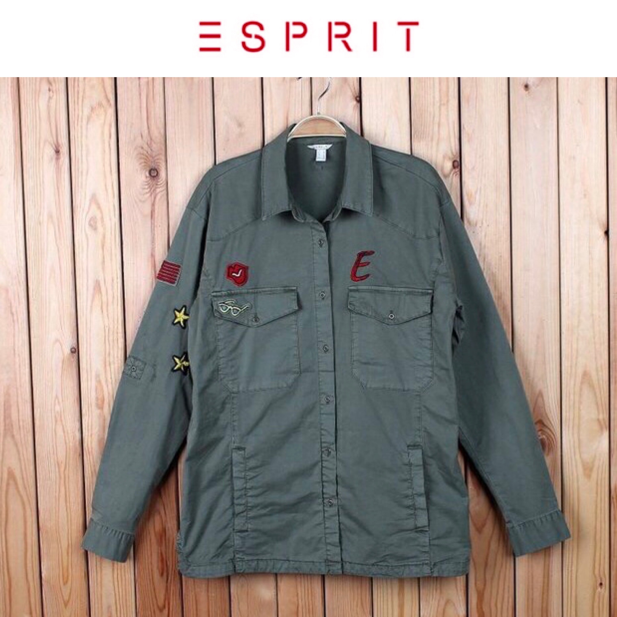 Esprit เสื้อเขียวทหาร เสื้อเชิ้ต เสื้อนอกแนวทหาร แต่งอาร์ม แบรนด์ ESPRIT แพทเทินสวย เท่ห์มาก คะ Size S/M/L/XL สำเนา เขียว