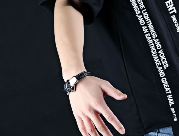 สร้อยข้อมือ กำไลข้อมือ ผู้ชาย ผสมผสาน กับ สแตนเลสแท้ หน้า หัวพยัค หัวสิงโต สร้อยข้อมือหนังแท้สีดำ 972770
