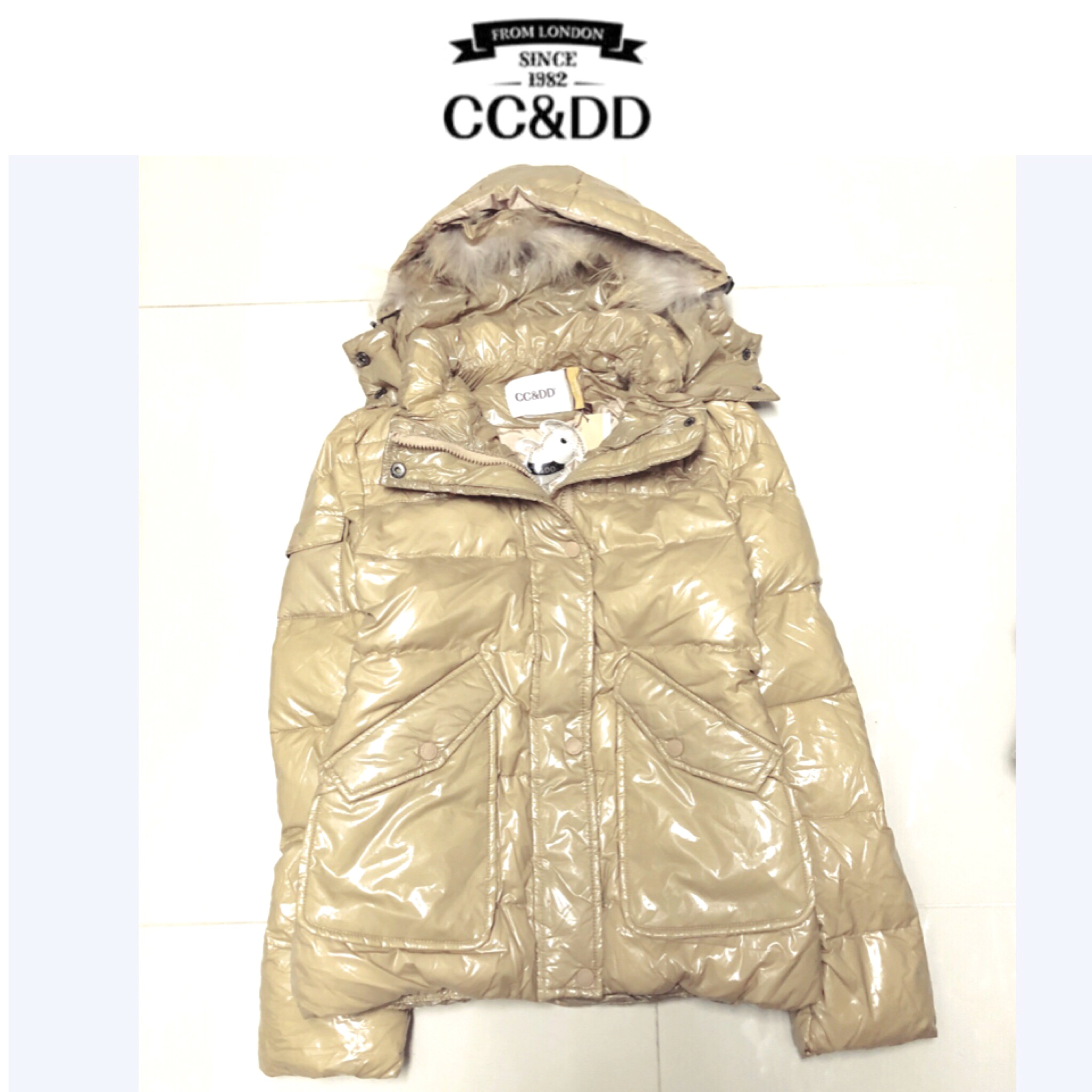 เสื้อกันหนาวขนเป็ด เสื้อกันหนาวฮูท แต่งเฟอร์ สีนูทกากี แบรนด์เนม CC&DD สวยอุ่น size M/L (Down80%+Feather20%)