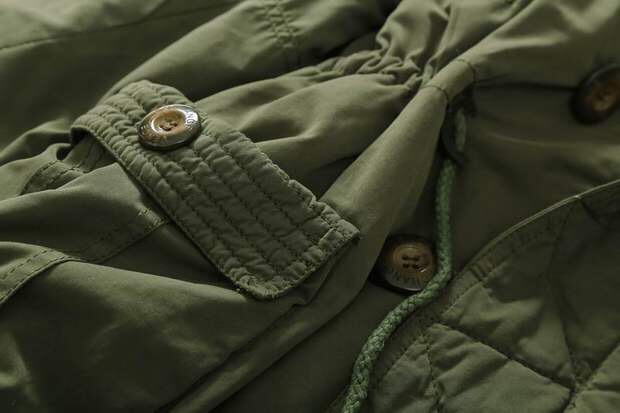 เสื้อกันหนาว เสื้อโค้ท สีเขียวทหาร แต่งหมวกฮูท ซับขนอุ่นด้านใน แบรนด์เนมญี่ปุ่น VENCE EXCHANGE งานพรีเมี่ยมญีปุ่นเลยคะ Size M /L(2สี:เขียว/กากี )*เหลือเฉพาะรุ่นไม่มีขนเฟอร์ ปลายหมวกนะคะ**