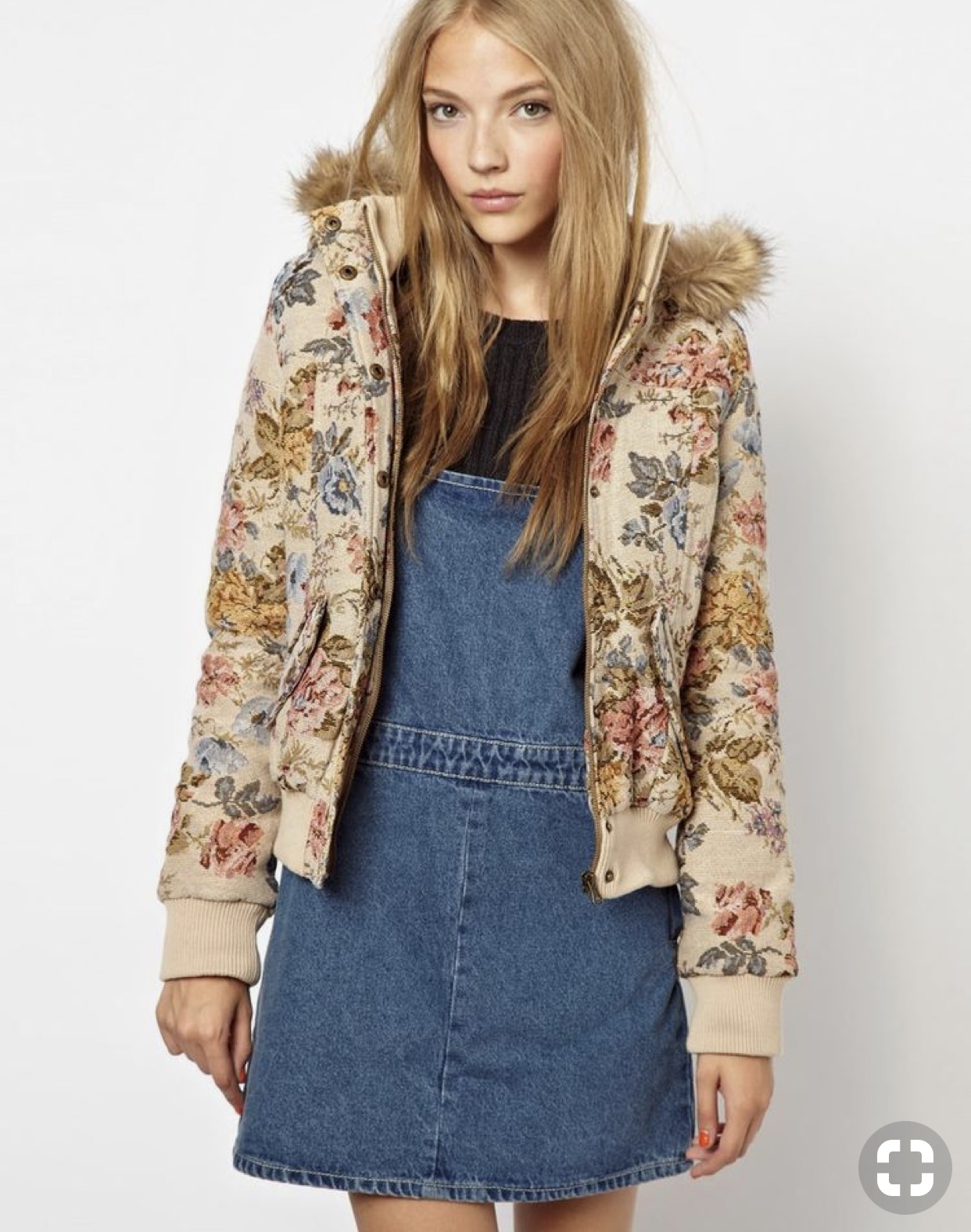 BELLFIELD เสื้อกันหนาว แต่งฮูท ติดเฟอร์ แบรนด์ดังอังกฤษ BELLFIELD ลายดอกสีนูทกากีอ่อน สวยหรู งานสวย เนี๊ยบมากคะ (จำนวนจำกัด ) (หมวกฮูทถอดได้คะ) Size S/M/L นูทกากีอ่อน