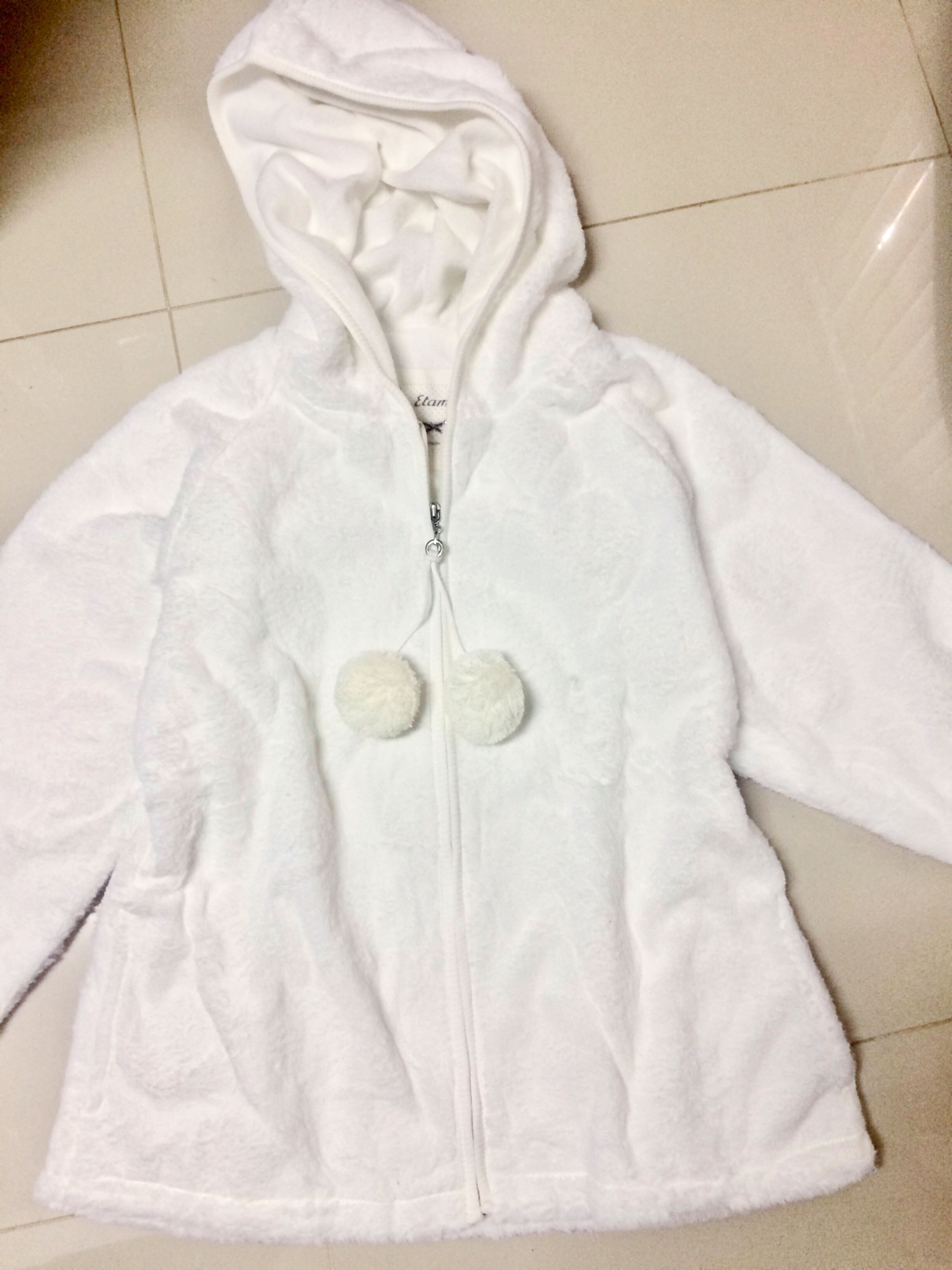 Etam เสื้อกันหนาว เสื้อคลุมกันหนาว แบรนด์เนมETAM แต่งขน สีขาว แต่งฮูท เนื้อขนนุ่ม เนียนมากๆคะ ขาว