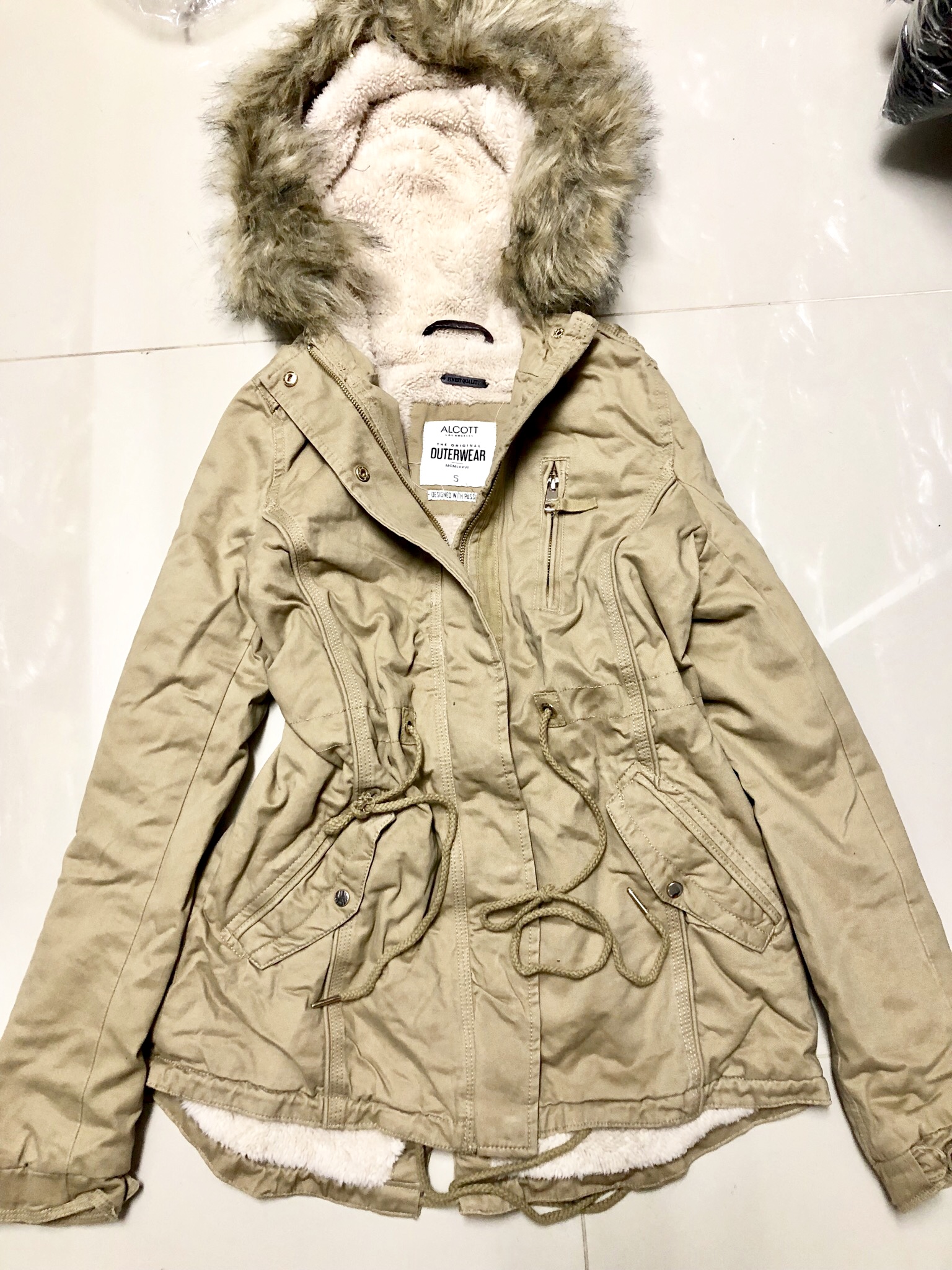 เสื้อกันหนาว เสื้อแนวPARKA กันหนาว แต่งฮูทติดเฟอร์ สีกากี แบรนด์เนม ALCOTT LOSANGELES UK แท้ ซับขนอุ่นสีขาว งานสวยเนี๊ยบมากคะ Size S/M/L /XL กากี