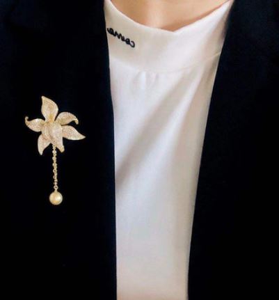 เข็มกลัด ติดเสื้อ เข็มกลัด ดอกไม้ สีทอง ฝังเพชร CZ AAA สุดหรู ห้อย มุุกสีทอง เข้าชุดกัน 670169