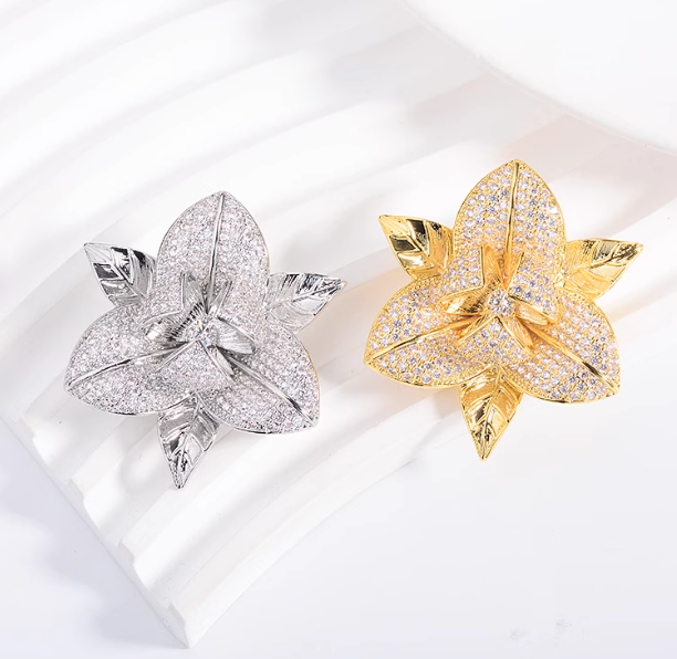 เข็มกลัด ดอกพุดซ้อน ดอกการ์ดีเนีย ฝังเพชร สวยหรู หลากสี เขียวมรกต ฟ้า ทอง เงิน ฝังเพชร CZ AAA 626715