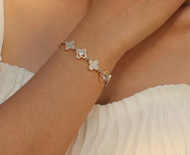 สร้อยข้อมือ ทองฝังเพชร ลายดอกไม้ ยอดนิยม สร้อยข้อมือทอง ผู้หญิง ใส่ออกงานสวย ๆ 850508