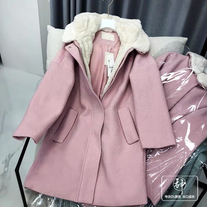La babite โค้ท เสื้อกันหนาว คอปกแต่งขนเฟอร์ สีชมพูพาสเทล แบรนด์ LA BABITE ขนเนียนนุ่ม งานพรีเมี่ยมเกรดคะ•ขนเฟอร์ ถอดใส่ได้คะ•ขนเฟอร์ถอดใส่ได้คะ สำเนา ชมพูอ่อน