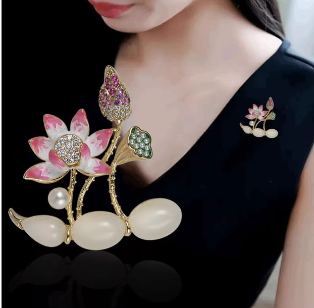 เข็มกลัด ดอกบัว ฝังเพชร CZ AAA โทรสีชมพู ของขวัญให้ผู้ใหญ่ สำหรับ ติดเสื้อออกงาน สวยหรู 512815