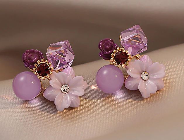 ต่างหู ตุ้มหู ดอกไม้ ตริสตรัลแท้ สีม่วง ทรงลูกบาศก์ โทรสีม่วง ลาเวนเดอร์ ต่างหูดอกไม้ ทรงคุณนาย สวย ๆ 741540