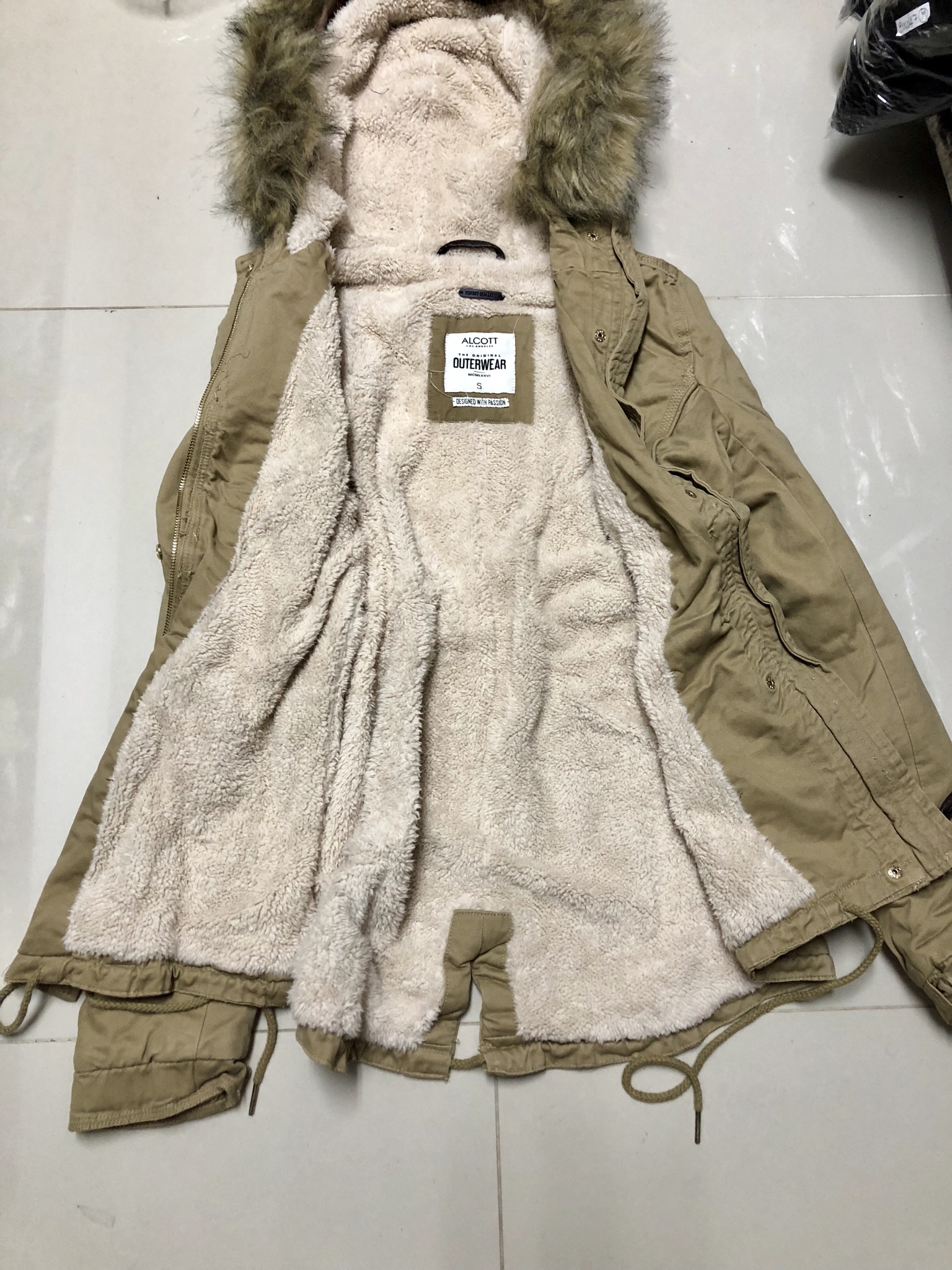 เสื้อกันหนาว เสื้อแนวPARKA กันหนาว แต่งฮูทติดเฟอร์ สีกากี แบรนด์เนม ALCOTT LOSANGELES UK แท้ ซับขนอุ่นสีขาว งานสวยเนี๊ยบมากคะ Size S/M/L /XL กากี