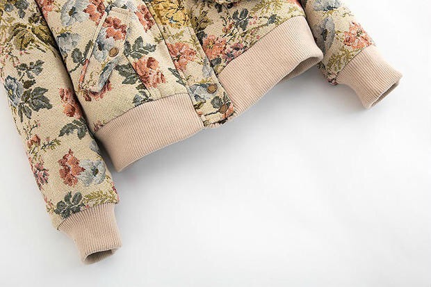 BELLFIELD เสื้อกันหนาว แต่งฮูท ติดเฟอร์ แบรนด์ดังอังกฤษ BELLFIELD ลายดอกสีนูทกากีอ่อน สวยหรู งานสวย เนี๊ยบมากคะ (จำนวนจำกัด ) (หมวกฮูทถอดได้คะ) Size S/M/L นูทกากีอ่อน