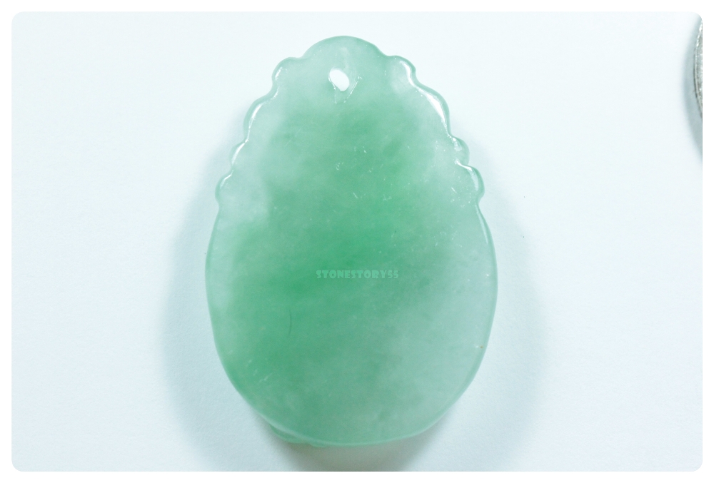 หยกน้ำแข็งแกะสลักเป็นรูปลิงกินกล้วย