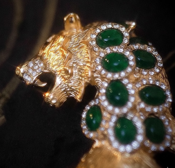 เข็มกลัด สิงโตทอง ฝังเพชร อัญมณี สีเขียวมรกต สวยหรู เข็มกลัดหรูหรา ลายสิงโตสีทอง ตกแต่งเสื้อ ออกงาน 856047