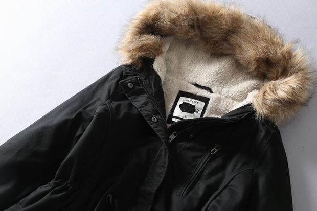 เสื้อกันหนาว เสื้อแนวPARKA กันหนาว แต่งฮูทติดเฟอร์ สีกากี แบรนด์เนม ALCOTT LOSANGELES UK แท้ ซับขนอุ่นสีขาว งานสวยเนี๊ยบมากคะ Size S/M/L /XL กากี