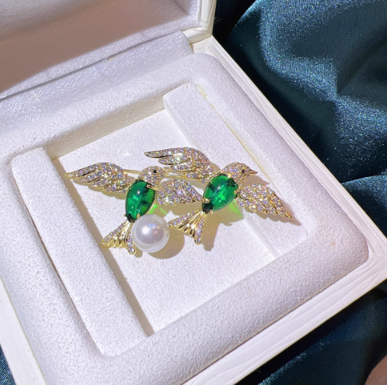 เข็มกลัด นกนางแอ่น เข็มกลัด นก ฝังเพชร สีเขียว มรกต สวยหรู เข็มกลัด ตกแต่งเสื้อผ้า สื่อความหมายดี ๆ 603542