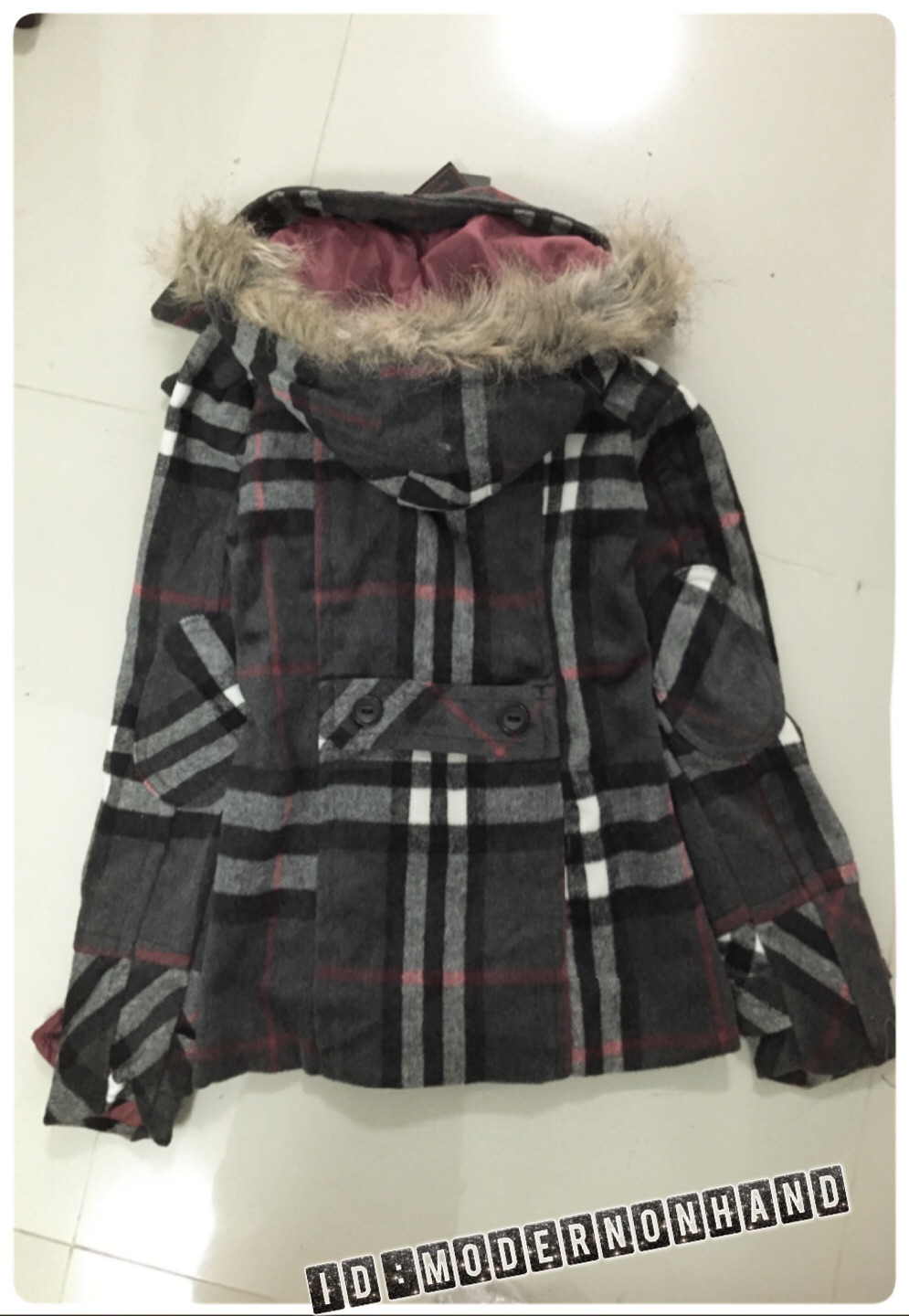 เสื้อกันหนาวสักหลาดผสมวู ลายตาราง classic burberry สีเทา brandname NYC DOLLHOUSE แต่งกระดุมสองแถบ ติดหมวกฮูท ติดเฟอร์ (หมวกมีกระดุมถอดใส่ได้คะ)สวย หรูคะ Size S