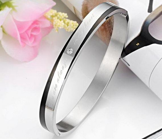 สร้อยข้อมือ กำไลข้อมือ ผู้ชาย ผู้หญิง ดีไซน์ เป็น คู่ กำไลข้อมือ Stainless Steel สีเงิน ฝังเพชร 1 เม็ด แกะลาย ของขวัญให้แฟน ใส่เป็นคู่ 938427