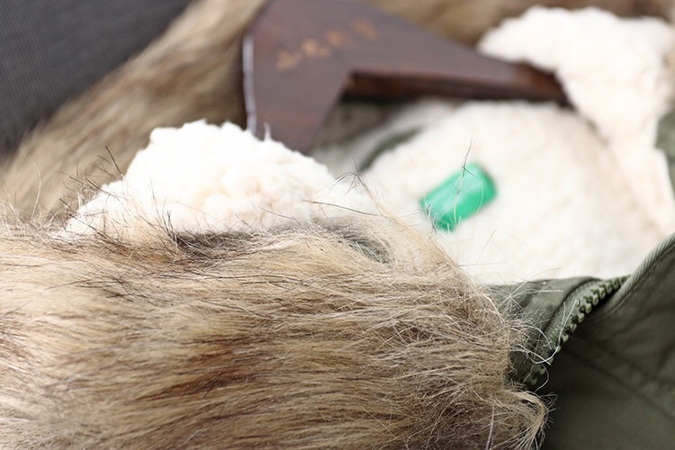 Benetton เสื้อกันหนาว parka ปาร์ก้า โค้ทกันหนาว เสื้อฮูทเฟอร์ สีเขียว แบรนด์เนม BENETTON แต่งขนเฟอร์ ซับขนอุ่นด้านใน(เฟอร์ถอดได้คะ) เขียว