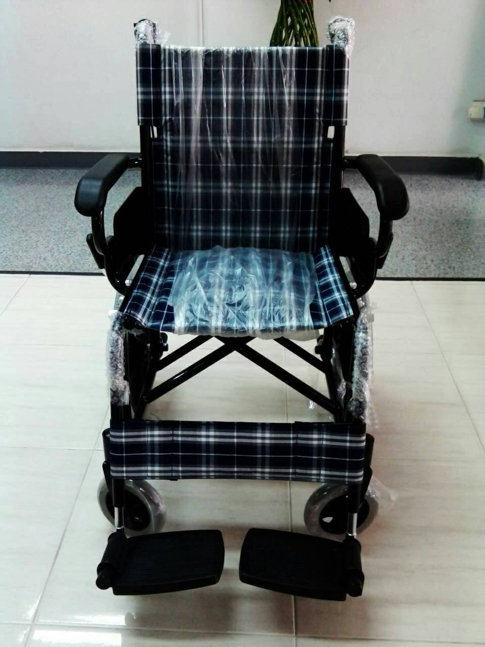 รถเข็นผู้ป่วยอลูมิเนียมอัลลอยด์ น้ำหนักเบา มีเบรคมือ เหมาะสำหรับเดินทาง